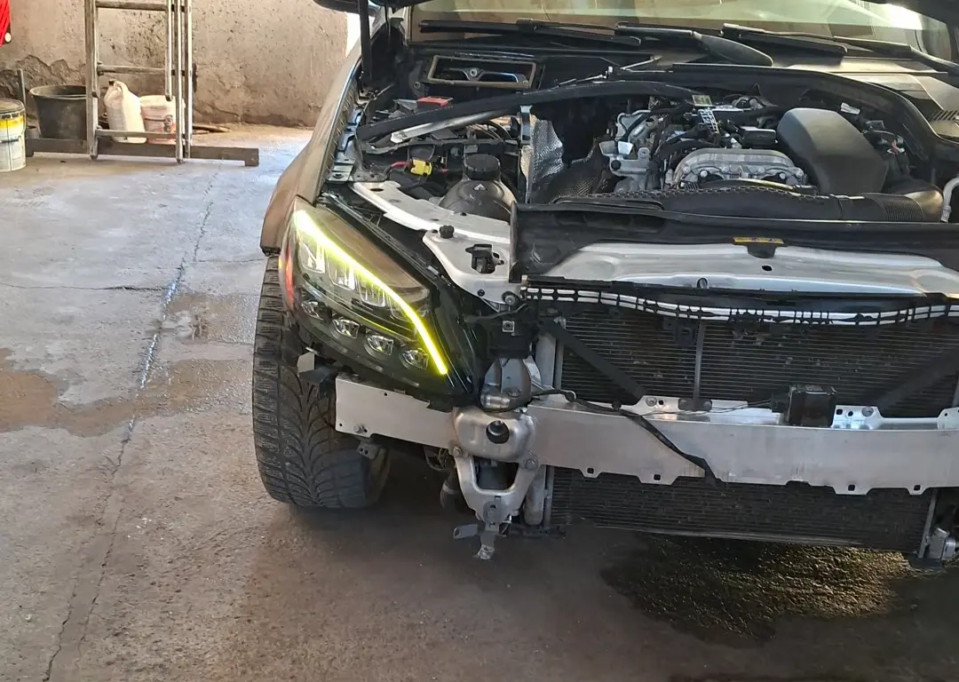 Mechanik przy pracy w warsztacie AWTO-DOK we Wrocławiu